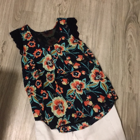 Daniel Rainn Tops - Daniel Rainn floral blouse lace detail